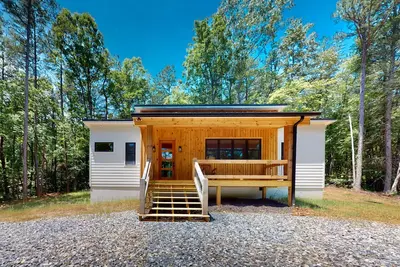 Image de Secluded modern house with hot tub, fireplaces, grill and forest views