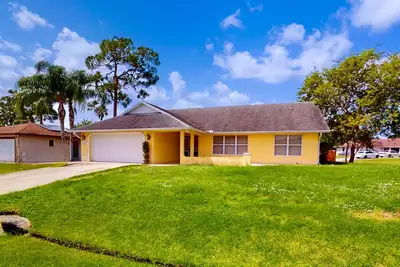 Image de Glenwood Hideaway | House in Port St. Lucie surrounded by palms