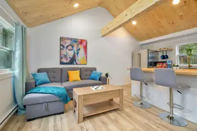 Image de Beautiful cabin close to golf, skiing, marina and city. (Dog friendly)
