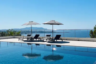 Image de Spacieux Studio à Bandol Avec vue mer Féérique et Piscine 100m2!