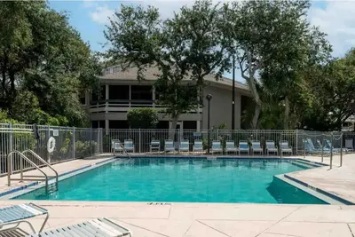 Image de 4 Bedroom Home Steps to the Beach w/ Pool! \n