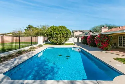 North Phoenix 6 Bedroom with Guest House & Pool!