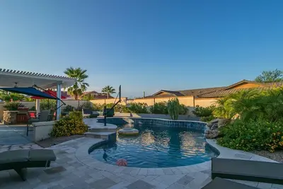 Image de Spectacular Hilltop Home w\/Resort Like Backyard!