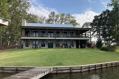 Image de Summertime at the beautiful Lake Martin. Alabama's premier lake retreat.