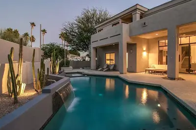 Casa Buena—Luxurious Retreat w/2 Masters & Views!