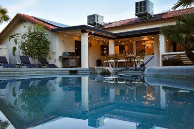 4-Bdrm Vacation Dream Home w\/Backyard Paradise!