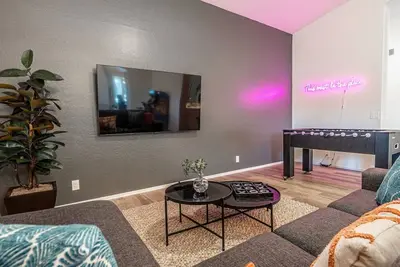 Image de New Listing! Stylish 4 Bdrm w\/Pool and Game Room
