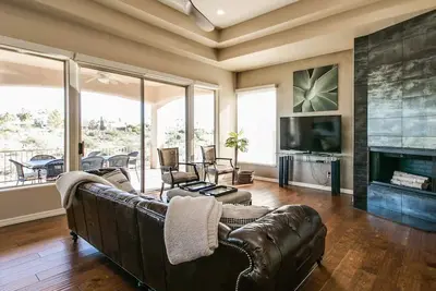 Image de Fabulous 4-Bdrm W\/Breathtaking Views & Pool!