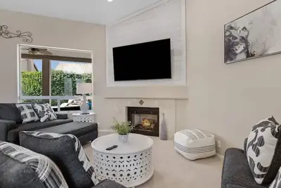 Image de Amazing Home in Great Location w/Backyard Oasis!