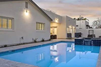 Image de Just Listed! Modern Classy 4 Bdrm Heart of OldTown