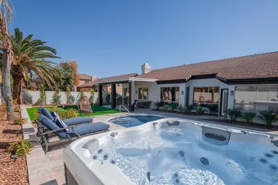 Image de Just Listed! Modern Showpiece w\/Pool & Hot Tub!