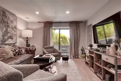 Image de Charming & Comfy Condo in the Heart of Old Town!