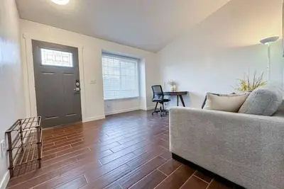 Image de Renovated Home With Yard - Suite A