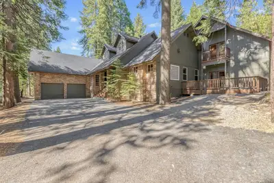 Image de Lazy Bear Lodge- Rustic, Luxe retreat in Shaver!