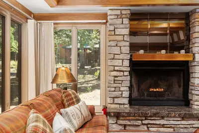 Image de Single level-Fenced in yard for pets & kids!