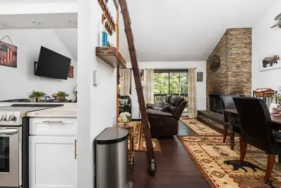 Image de Kamp Kokanee-cute & cozy condo 5 mins from town & the lake!
