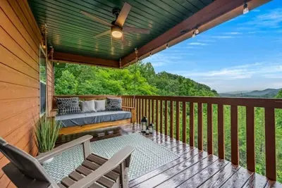 Image de Breathtaking Mountain Views, Private, Wooded, 3 Kings, Hot Tub, Romantic, Arcade