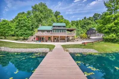 Image de 16 Guests | Ponds | Hot Tub | Game Room | Trails