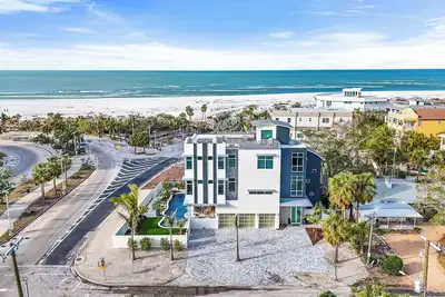 Image de Pirate House: Gulf Front, Pool, #1 Location Lido Key, St. Armands One Block.