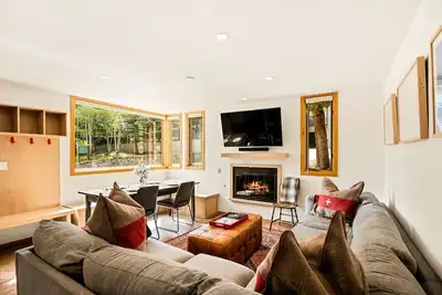 Image de Alpine Bliss Townhouse | Slopeside, Pool+Ht Tub!