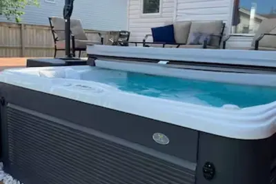 Image de Minutes to beach with new hot tub and rec room. . . . Sylvan Oasis and hidden gem! ! !