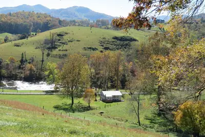 Image de Romantic cottage, pet friendly, stunning views of Smoky mtns. & Pigeon River.