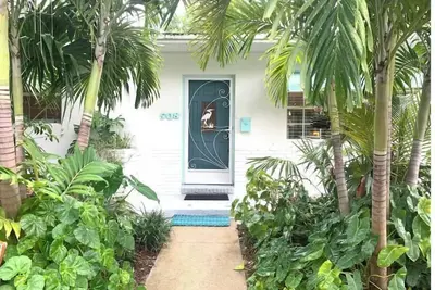 Image de Captains Retreat. . . An oasis with lush coastal landscaping awaits!