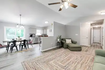 Image de Newly Built 3 Bedroom Home Near Downtown!