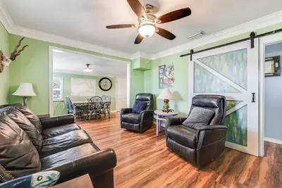 Image de Boat Parking, fully fenced yard, Pets Ok, Pool Access