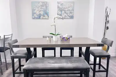 Image de Family size townhouse convenient to go anywhere in city.