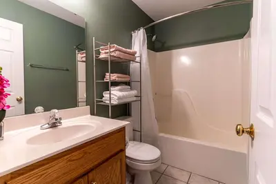 Image de Furnished, 2 Bedroom 1. 5 Bathroom Townhome in Quiet Hickory Neighborhood