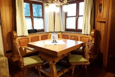 Image de Geräumiges Ferienhaus für bis zu Fünf Personen mit Kaminzimmer