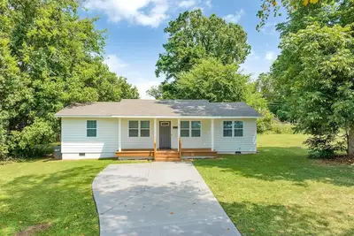 Image de Newly Renovated Home Huge Backyard w/ New Porch/Deck 4br/ 2ba - 2mi from Uptown