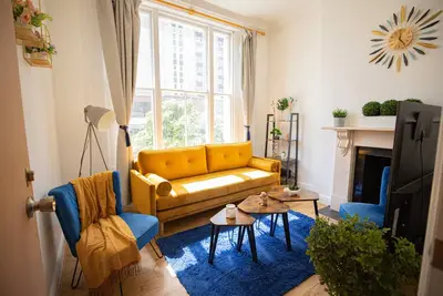 Image de Spacious 4 Bed 2 Bath Apt