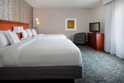 Comfort and Relaxation! 3 Relaxing Units, Free Parking, Near Bowen's Wharf