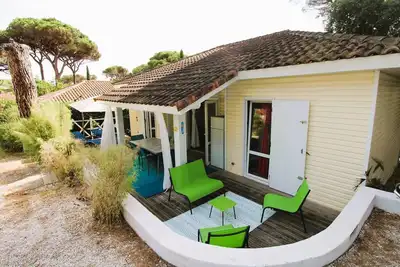 Image de Chalet californien pour 5 personnes dans un domaine privé arboré à Gassin