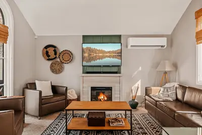 Image de Bright Oak Cabin by Rather Be Properties