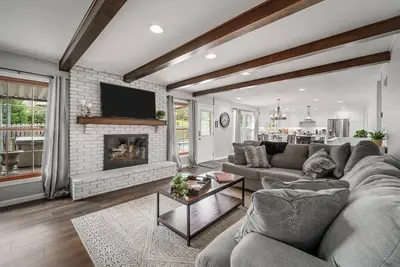 Image de Blair's Pool House - Creve Couer Hot Tub Game Room