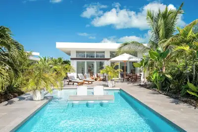 Image de Perfect for 1 Couple - Villa w/Pool & Beach access