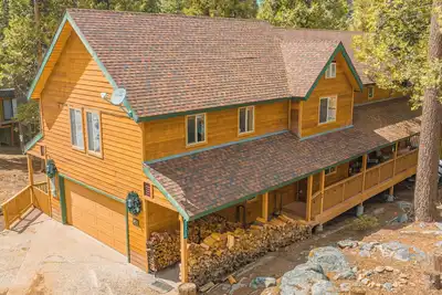Image de Bear Bottoms Cabin|Huge Game Room!