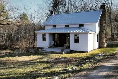 Image de Newly Renovated Historic Farmhouse on a quiet Country Lane