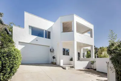 Image de Decadent & Stylish 2 Storey Coastal Retreat