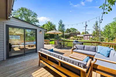 Image de Fenced Yard with Cornhole- Ac / Deck / Grill