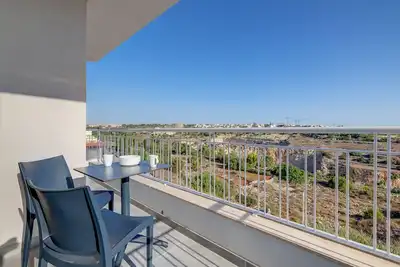 Image de Central Apartment with Valley Views