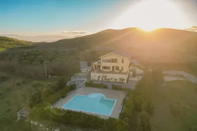 Image de 5br Villa w/ Pool, Gym, Sauna & Epic Sicily Views, Family friendly!