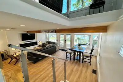 Image de Summer on Spring Lake Waterfront! Boat Dock, 180 Degree Views! 4 Bedroom/2 Bath