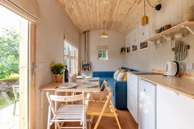 Image de ★ Enchanting tiny house with wood burner and hot tub ★