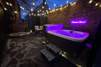 Image de Cleveland Rocks-Little Italy! Massage chair/Hot tub #3