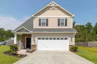 Image de Modern Fun Home, w/ neighborhood pool. Close to restaurants and shopping!