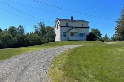 Image de Cozy house with large fields, firepit and plenty of parking